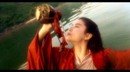 林青霞喝酒照片,尽显不羁风采