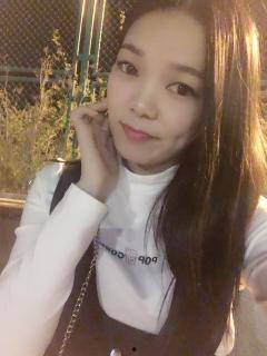 米菲儿个人资料,才华横溢的年轻艺术家，用色彩描绘梦想人生