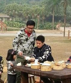 两个爸爸花絮,两爸互动温情满满，亲子时光温馨感人